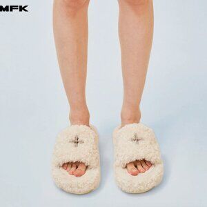 SMFK Compass White Velvet Furry Slipper